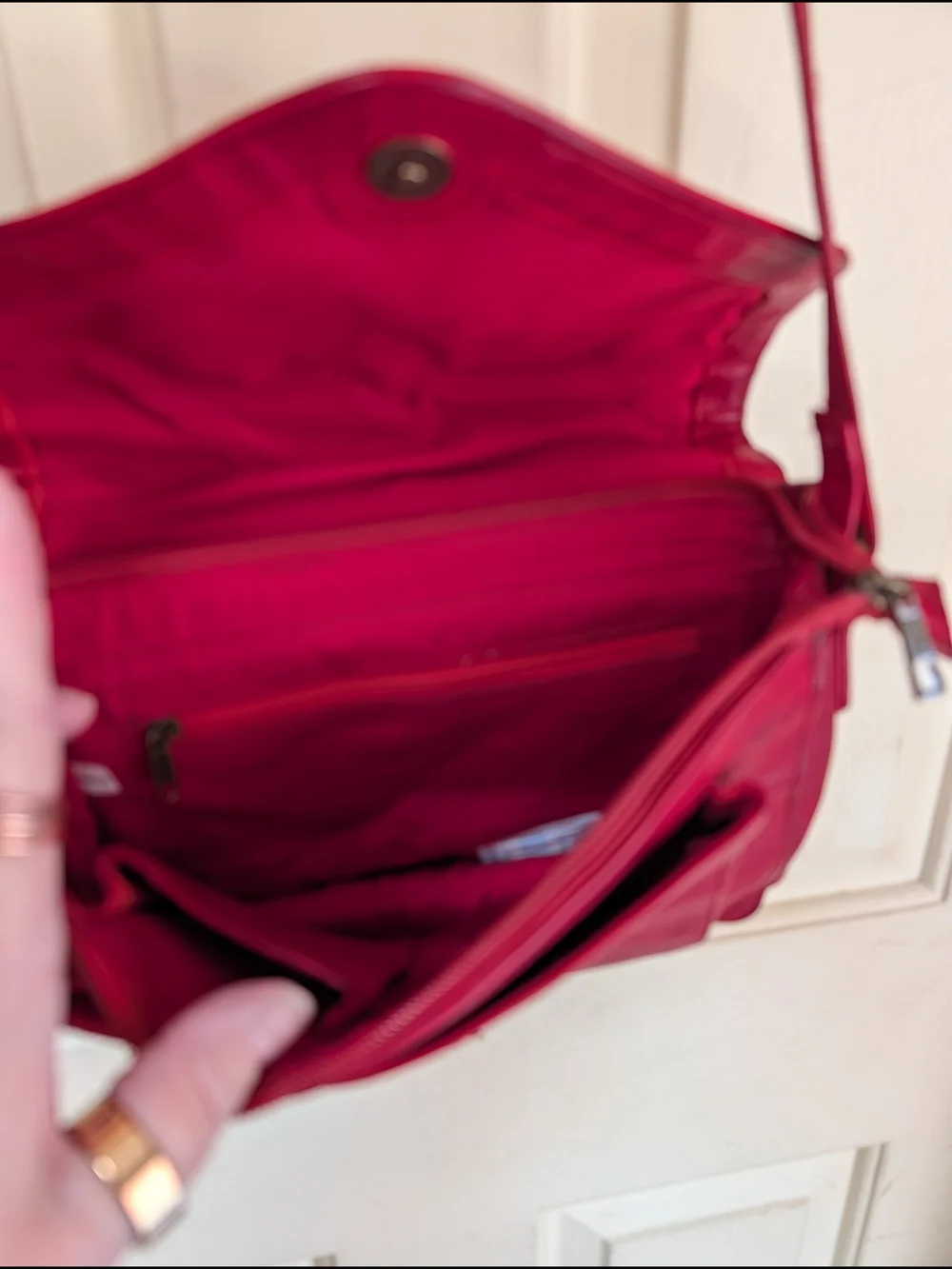 Compact Red Crossbody Bag with Multiple Compartments